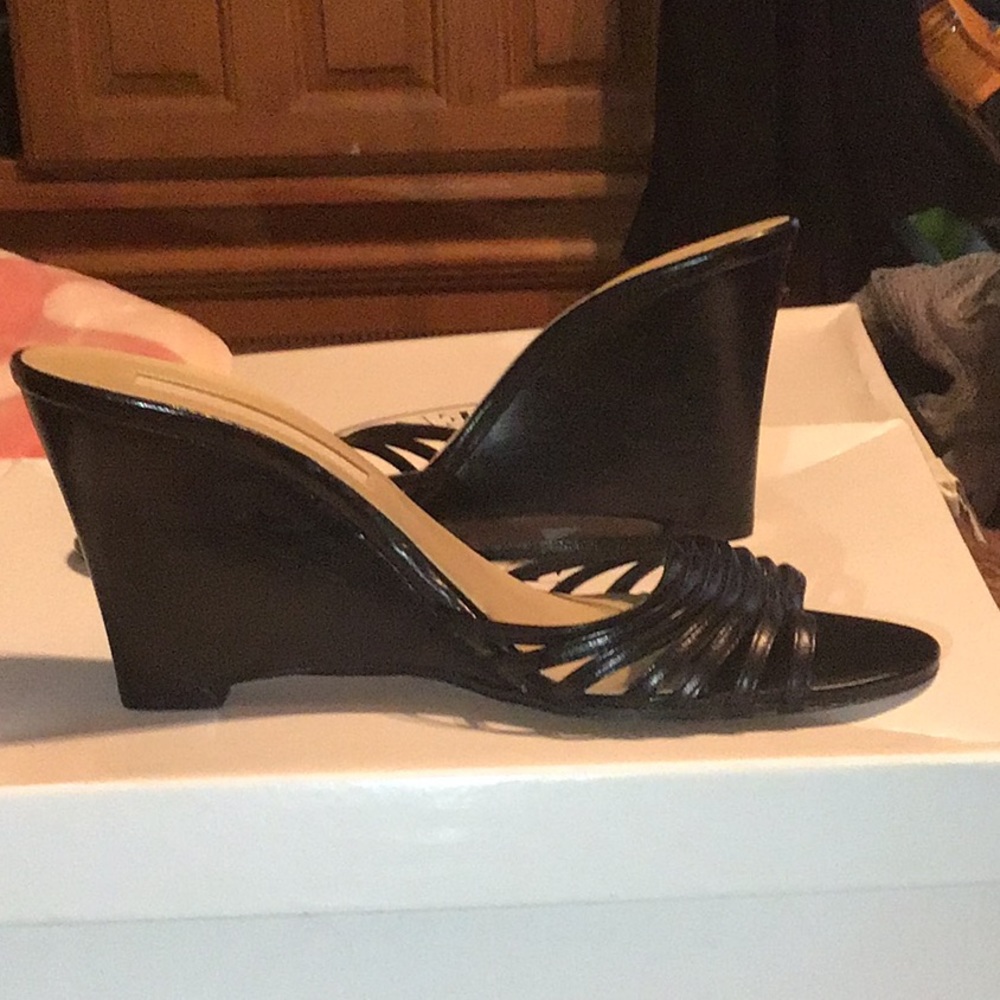 MICHAEL KORS OPEN TOE BLACK LEATHER WEDGES/SANDALS - Picture 5 of 13